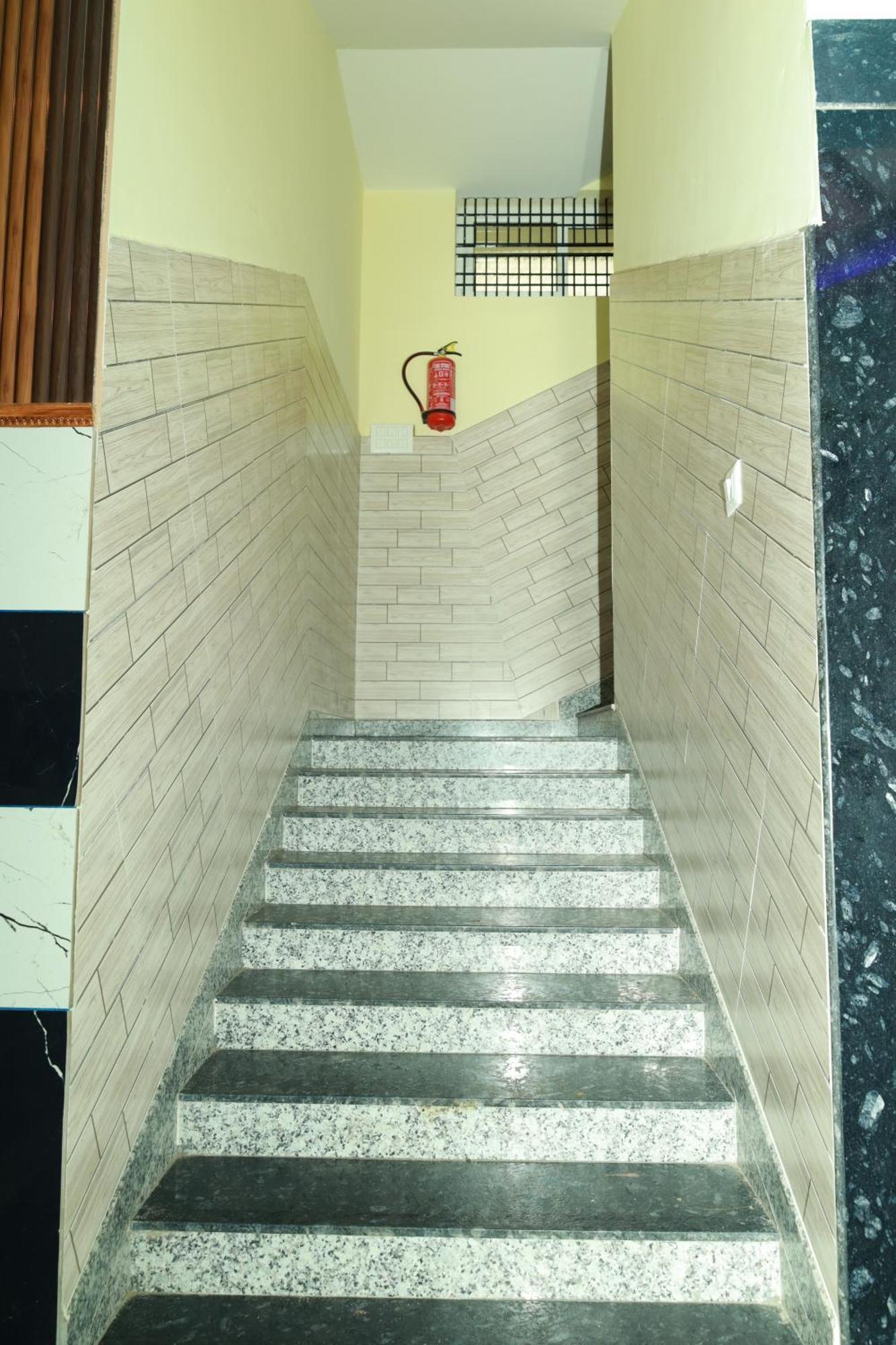 Отель Rv Residency Wodapatti Экстерьер фото